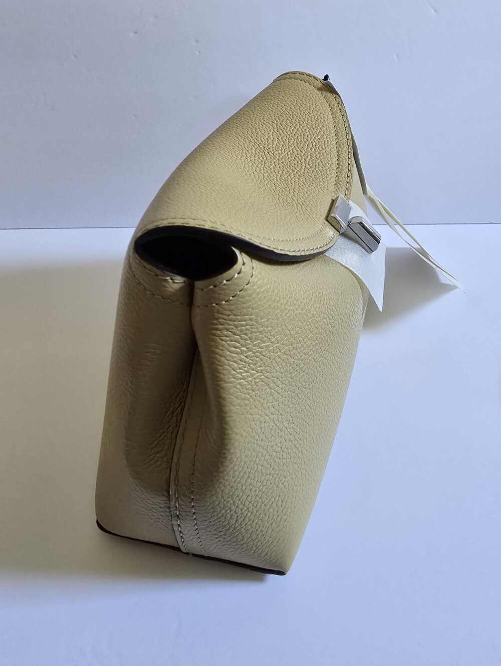 TOTEME T-lock grained-leather crossbody clutch desert - Picture 3 of 9